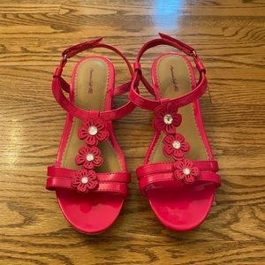 Kitten cork platform. Super cute. Easy Velcro closure. Only worn once